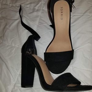 BLACK ANKLE STRAP TAPERED HEEL 8.5 (WW)